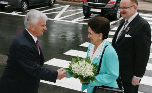 Burmistrz Miasta Władysław Krzyżanowski jak przystało na gospodarza wita oczekiwanych gości w progach Ratusza