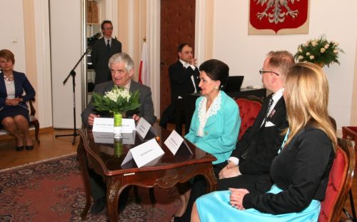 Na honorowym miejscu Pani Prezydentowa Karolina Kaczorowska w znakomitej asyście Profesora Adama Dobrońskiego, Gniewomira Rokosz-Kuczyńskiego -Dyrektora Generalnego Instytutu Tradycji Rzeczypospolitej oraz autorki ksiązki - Iwony Walentynowicz W tle -Andrzej Sikora zachwyca zebranych repertuarem F. Chopina