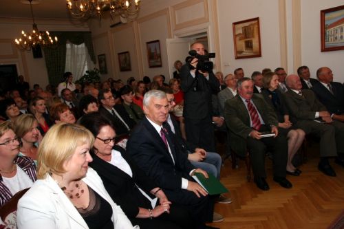 Sala Reprezentacyjna pełna wyczekujących w napięciu mieszkańców. Spotkanie czas zacząć.