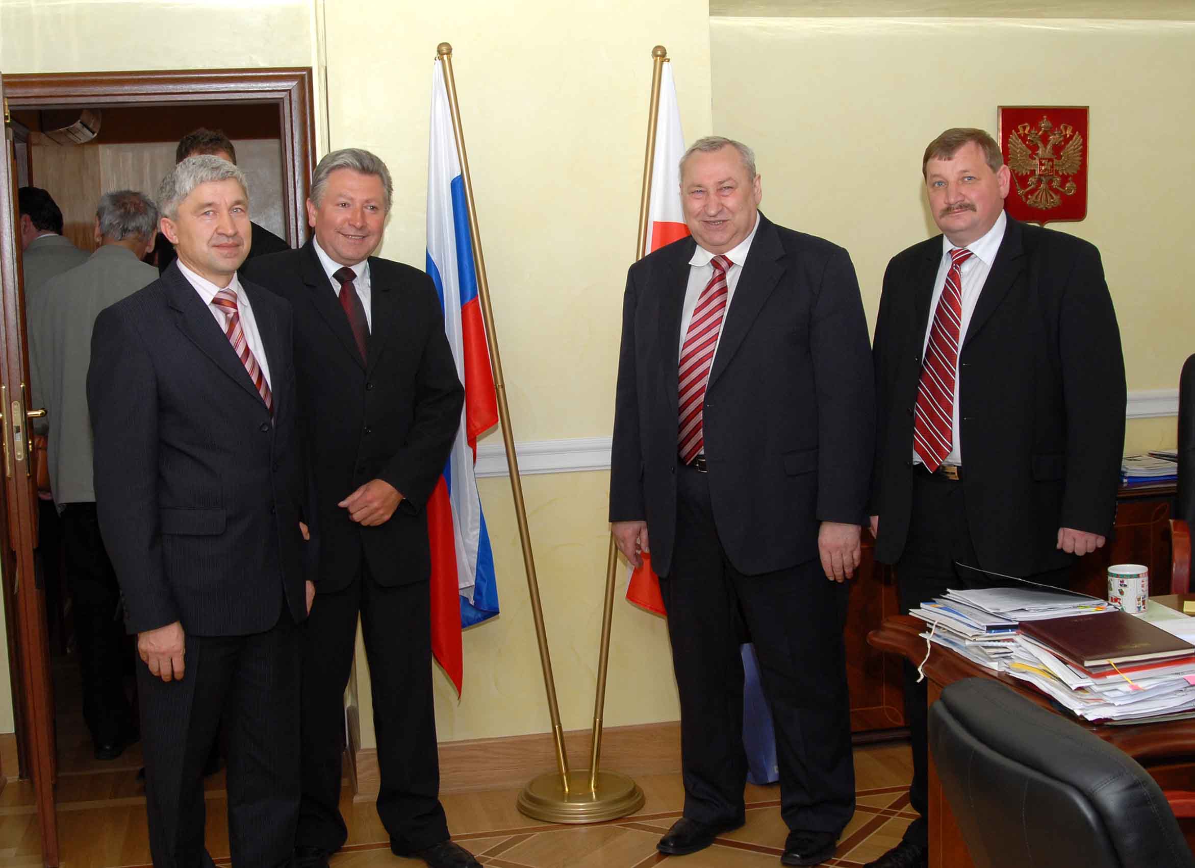 Wizyta u przedstawiciela handlowego FR Nikoaja Zachmatowa. Od lewej: Krzysztof Laska, Mieczysaw Szymalski, gospodarz, Tomasz Koczara